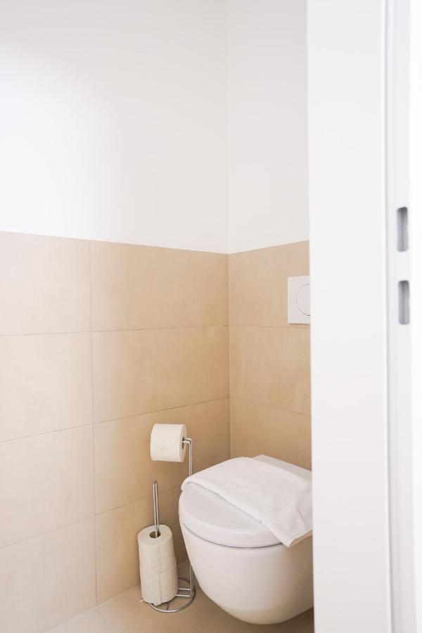 Exclusive 2-Bedroom Condo With Pool & Balcony เวียนนา ภายนอก รูปภาพ