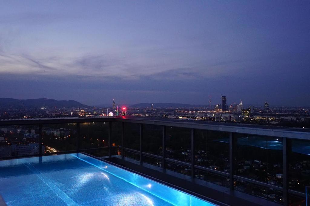 Exclusive 2-Bedroom Condo With Pool & Balcony เวียนนา ภายนอก รูปภาพ