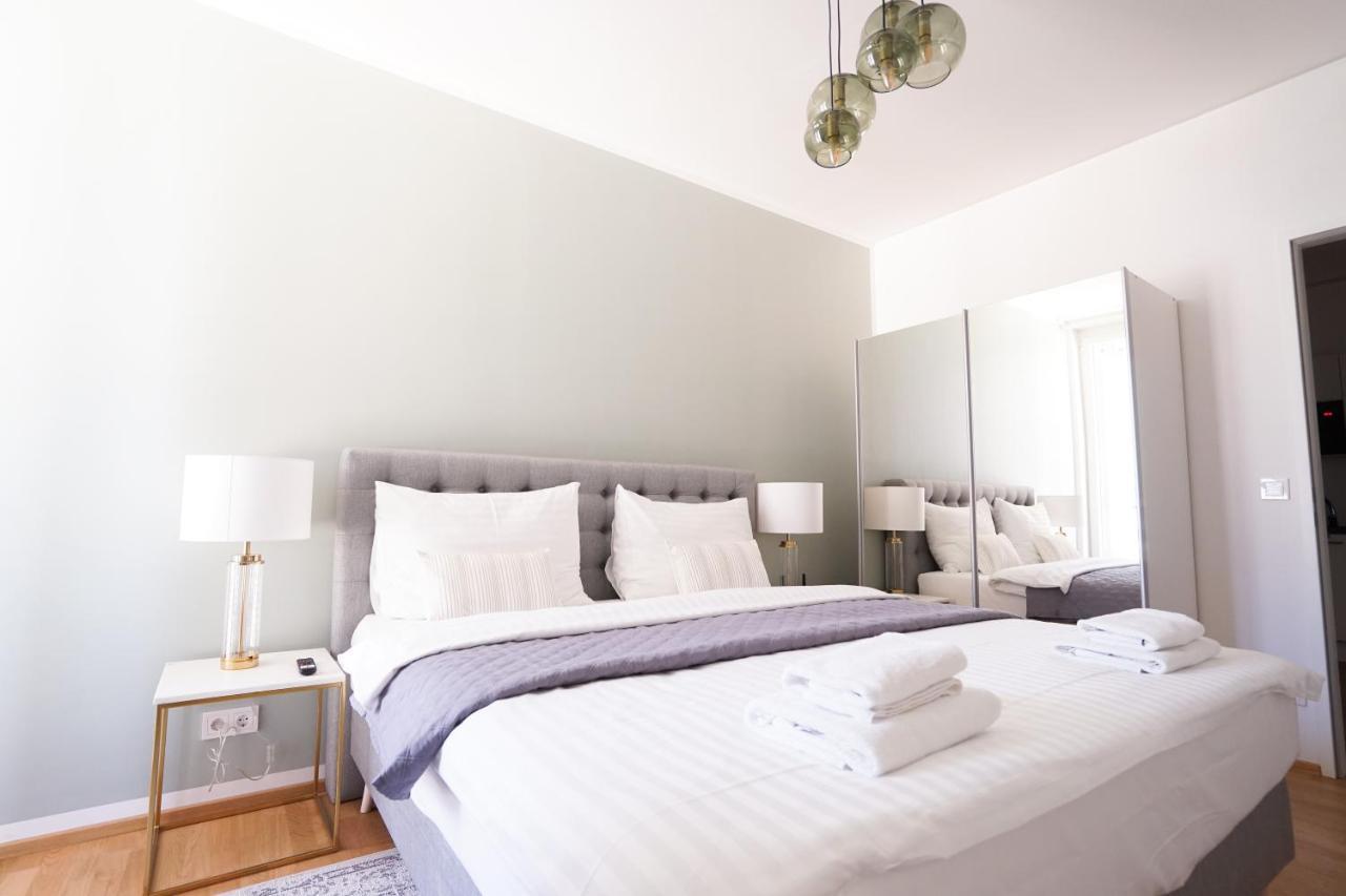 Exclusive 2-Bedroom Condo With Pool & Balcony เวียนนา ภายนอก รูปภาพ