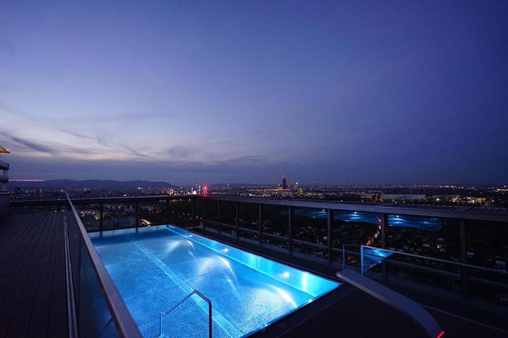 Exclusive 2-Bedroom Condo With Pool & Balcony เวียนนา ภายนอก รูปภาพ